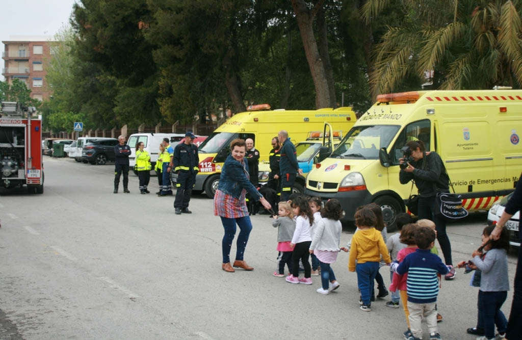 Los Servicios de emergencias y policías, enseñan su equipamiento a los alumnos de la Guardería “Clara Campoamor”